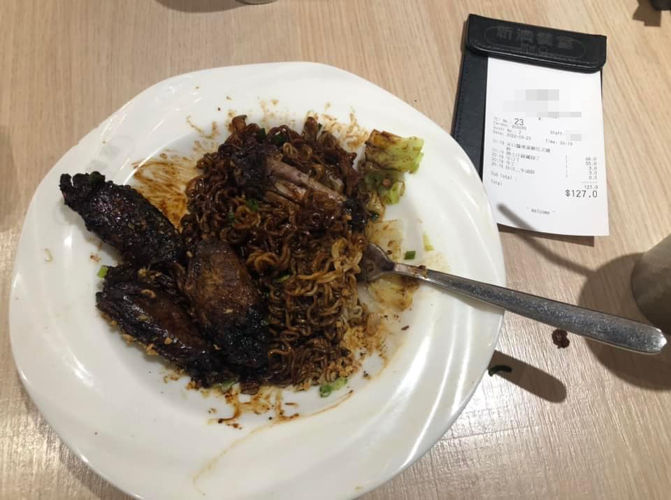 有网民分享在旺角一间餐厅吃到一碟劲燶的瑞士鸡翼，该超级「暗黑料理」燶到部分已成炭。