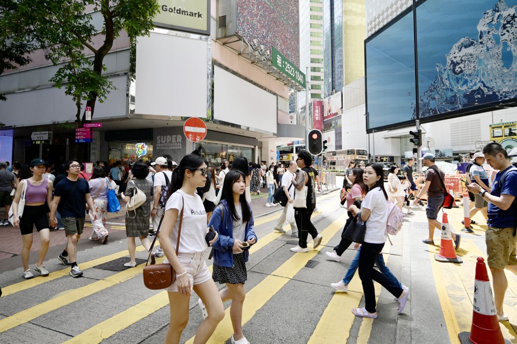 李家超指香港正歷轉變期，微觀經濟需要變革。資料圖片