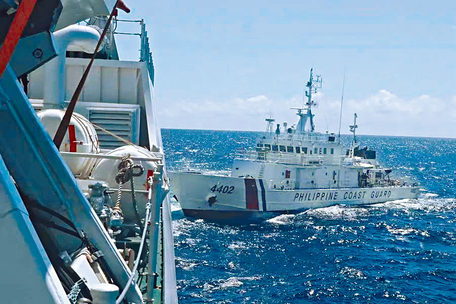 中国海警驱离菲律宾进入仁爱礁的船只。