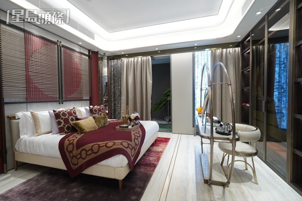 睡房搭配酒红色地毯及挂饰。