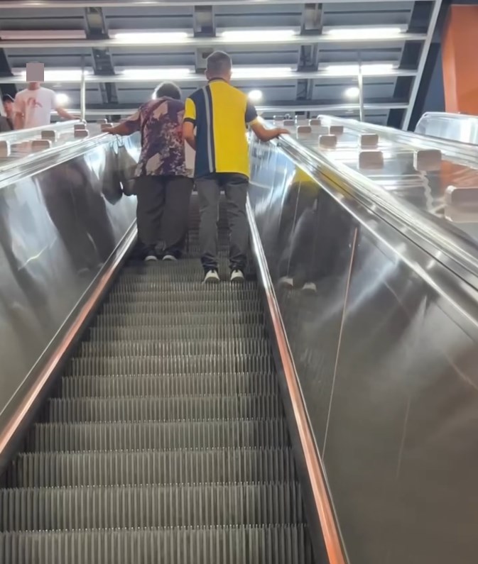 乘搭扶手電梯時要注意安全。有網民早前 在港鐵站見到暖心一幕,大讚職員從後陪 伴長者搭扶手梯的遊電梯河做法。Threads截圖 乘搭扶手電梯時要注意安全。有網民早前 在港鐵站見到暖心一幕,大讚職員從後陪 伴長者搭扶手梯的遊電梯河做法。Threads截圖