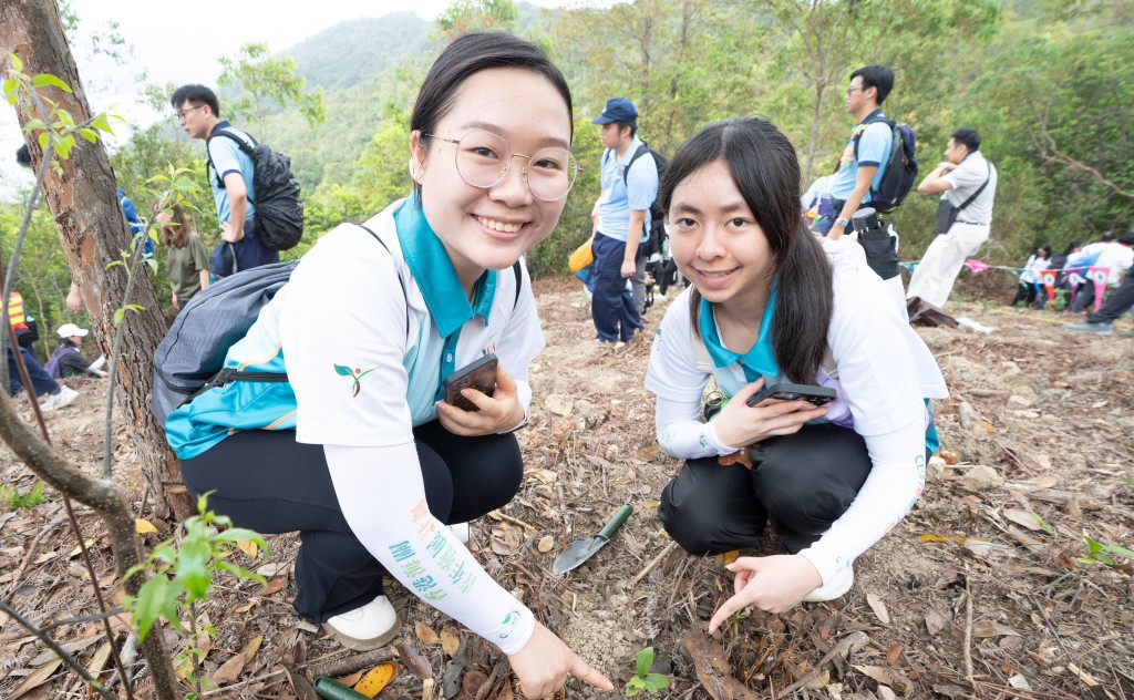眾人親手將樹苗帶到植樹區,細心栽種到泥土之中。香港海關fb圖片 眾人親手將樹苗帶到植樹區,細心栽種到泥土之中。香港海關fb圖片
