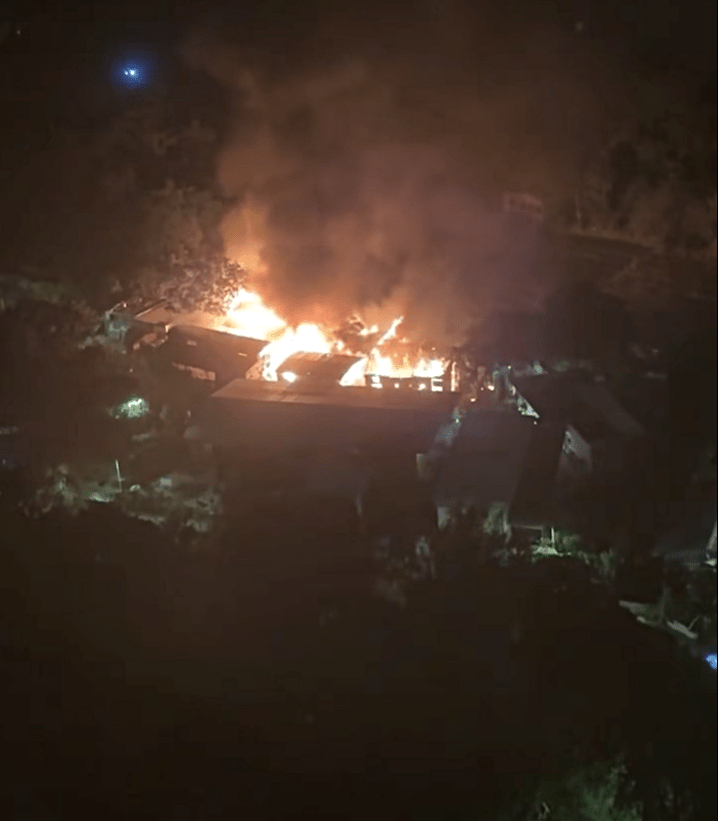 鐵皮屋火光熊熊。fb：清河邨 & 祥龍圍邨