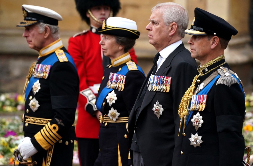 安德魯（右二）失最後一個軍銜。法新社