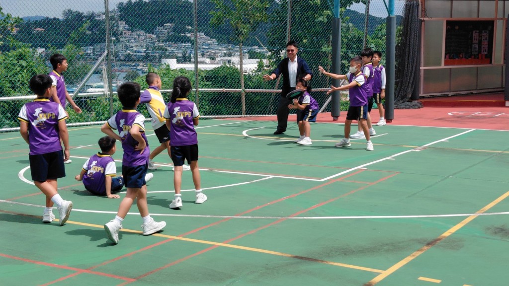 黃校長讚歎於學校師生關係親密:「老師可以叫得出每個學生的名字,連他們的家人都認識,做到因材施教、照顧個別化差異。」 黃校長讚歎於學校師生關係親密:「老師可以叫得出每個學生的名字,連他們的家人都認識,做到因材施教、照顧個別化差異。」