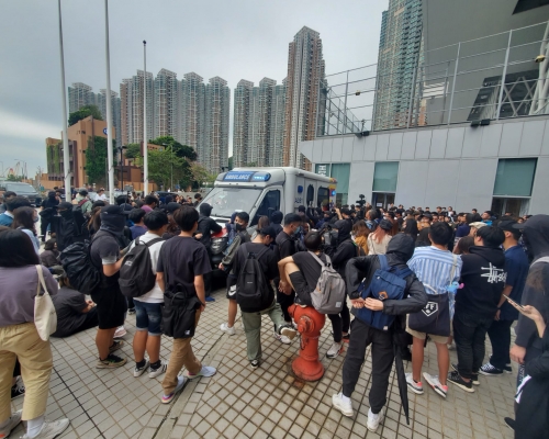學生包圍救護車。