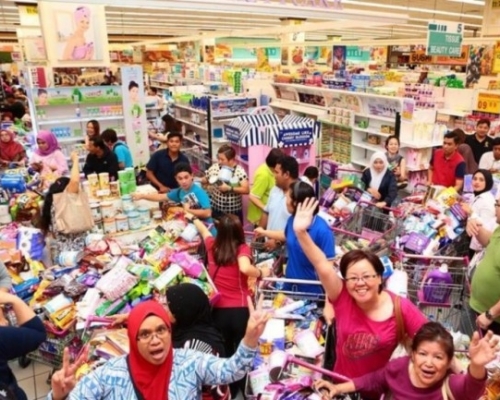 民眾獲發6千元購物額，瘋狂搶購心頭好。（網圖）