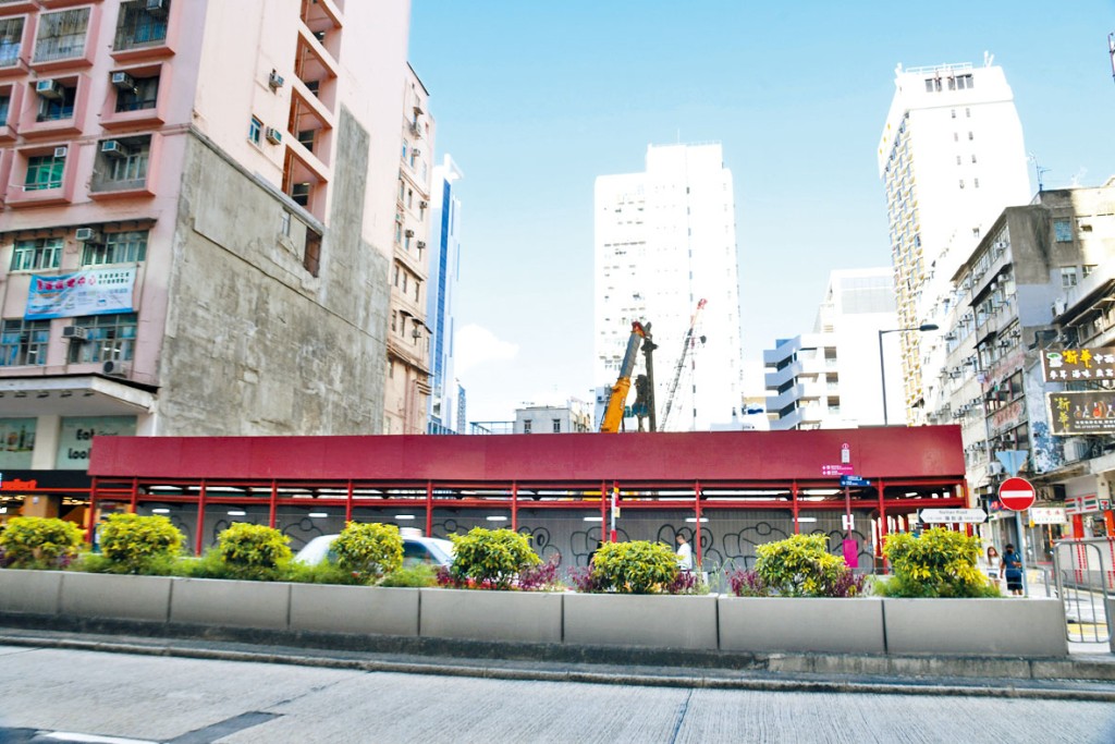 香港九龍諾富特酒店拆卸重建為1幢28層高的綜合大樓，以提供285伙住宅。