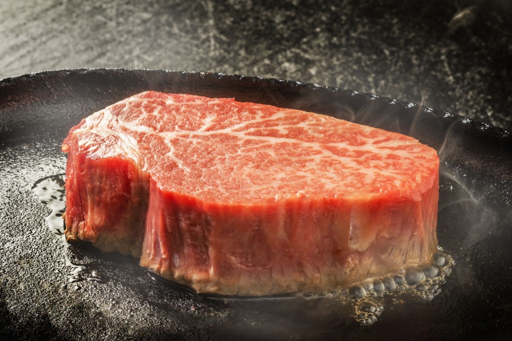 松阪牛油脂分布平均，油脂融点低至14°C，远低于一般日本和牛的26°C