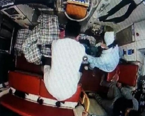 醫生在救護車上為小玲進行600次的心肺復甦。 網上圖片