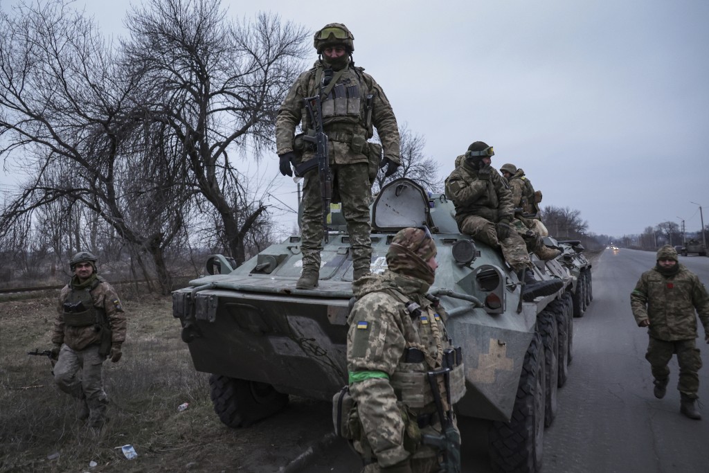 烏克蘭需要西方供應戰機以便向掩護地面作戰的裝甲車。美聯社