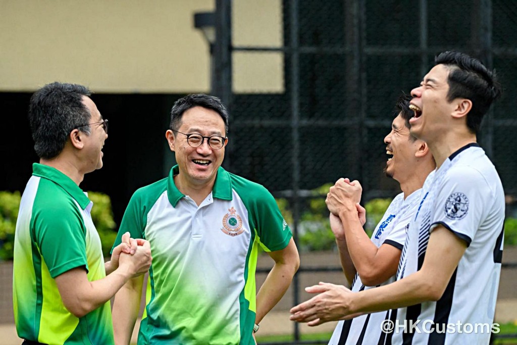 海關與律政司人馬在球場較勁。fb：香港海關