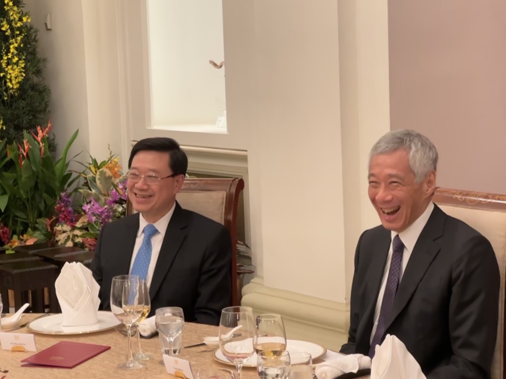 李家超拜會新加坡總理李顯龍，與對方出席午宴。