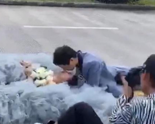 情侶不顧安全躺公路上拍婚照，惹來公憤。網圖