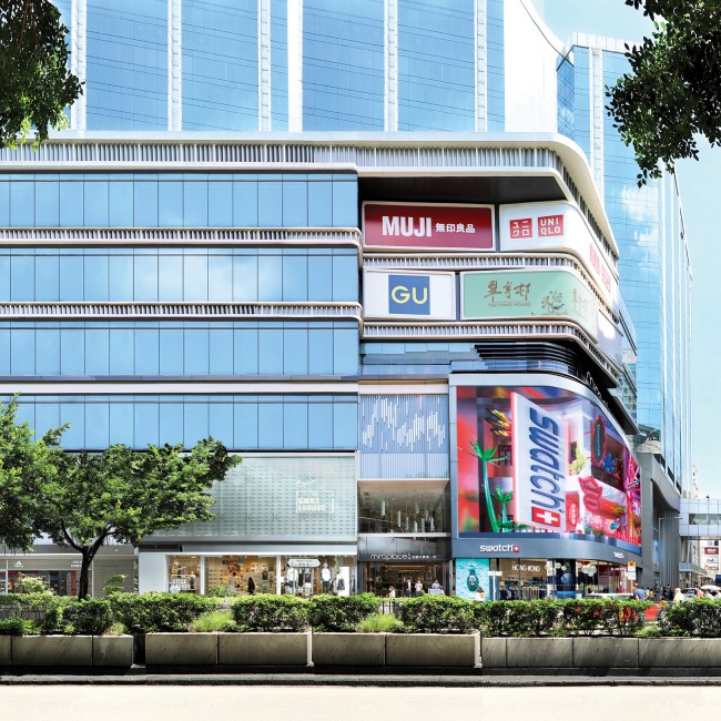 UNIQLO於2005年9月進駐香港，首間店舖選址位於尖沙咀美麗華商場。
