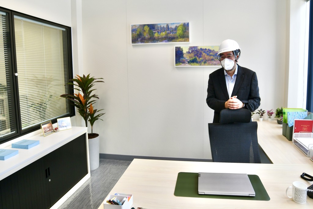 立法会主席梁君彦带领传媒参观大楼新装修部分办公室示范单位。（卢江球摄）