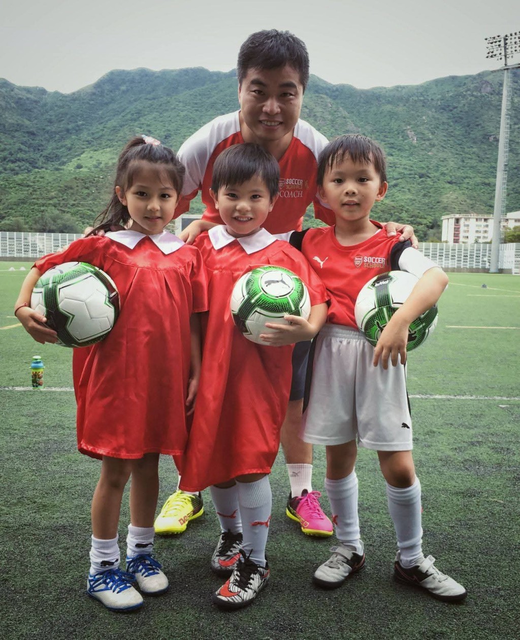 周衹月在幼稚園時期接觸足球。