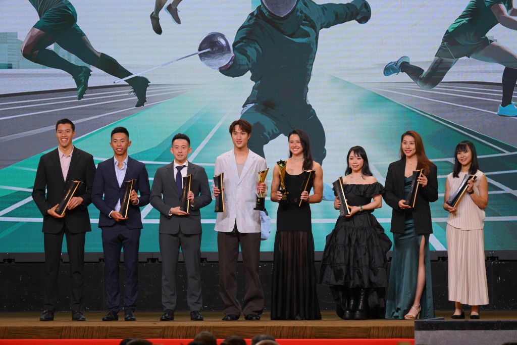 十位香港傑運運動員有兩位不在港，右起：李思穎、佘繕妡、劉慕裳、何詩蓓、蔡俊彥、黃鎮廷、趙顯臻及何何甄陶。蘇正謙攝