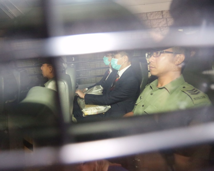3名警員由囚車押往高院。