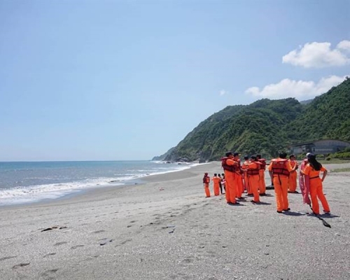 救援人員在現場搜救。網圖