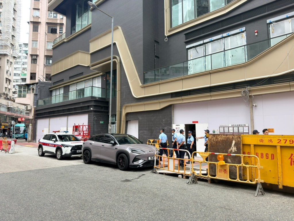 工人暈倒,由梯上跌落工作平台死亡,警方到場調查。梁國峰攝 工人暈倒,由梯上跌落工作平台死亡,警方到場調查。梁國峰攝