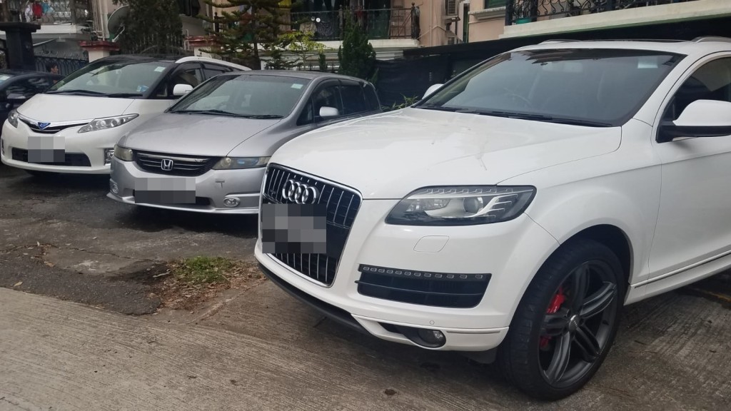多輛停泊上址的私家車遭淋潑腐蝕性起漆水破壞。 歐陽偉光攝