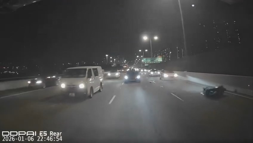 白色Tesla將電單車撞飛。車cam片段截圖