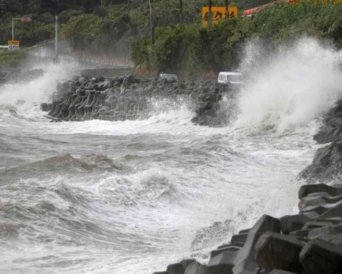 預計海神將掠過九州西岸將帶來狂風暴雨。AP