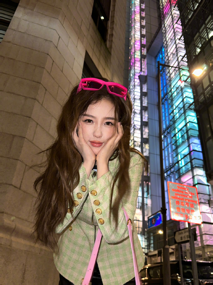 內地當紅小花虞書欣早前於微博發布於香港街頭拍攝的照片。