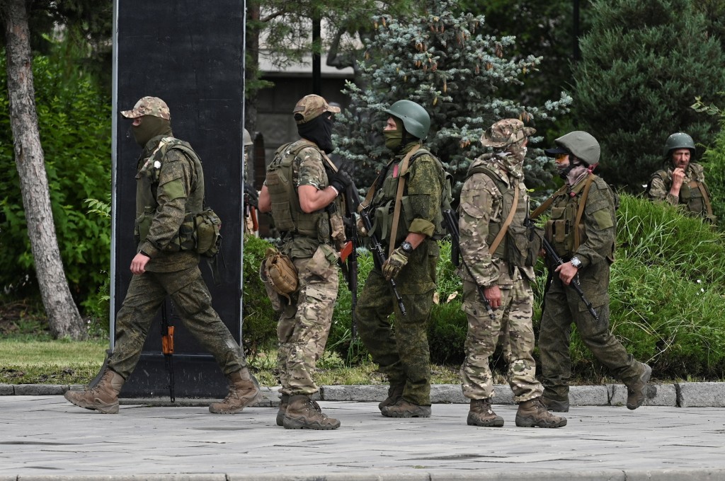 瓦格纳军人一度在罗斯托夫市街上布防。 路透社