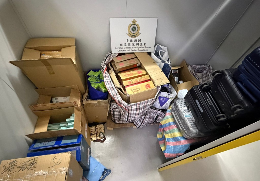 海关于迷你仓内检获约12.6万支怀疑私烟。 海关于迷你仓内检获约12.6万支怀疑私烟。