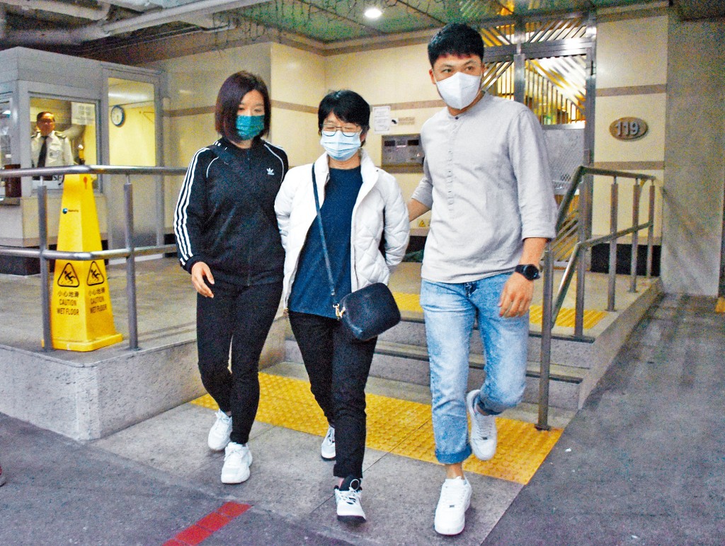 鄧燕娥（中）由探員押至美孚單位，協助人員搜查取證。