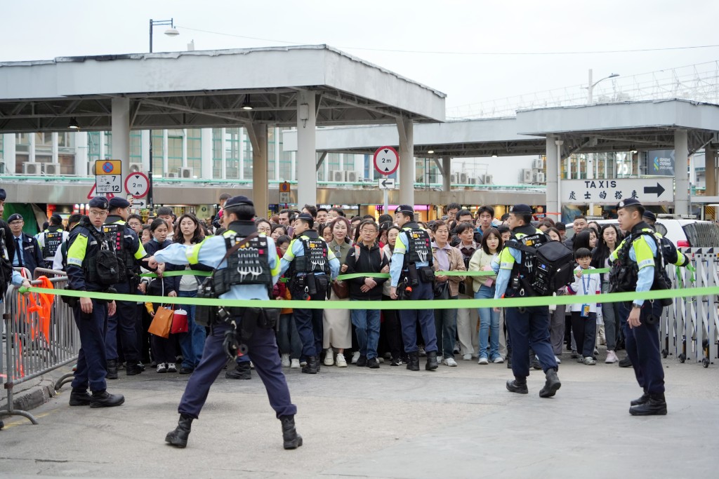 警方在海旁實施人潮管制措施。