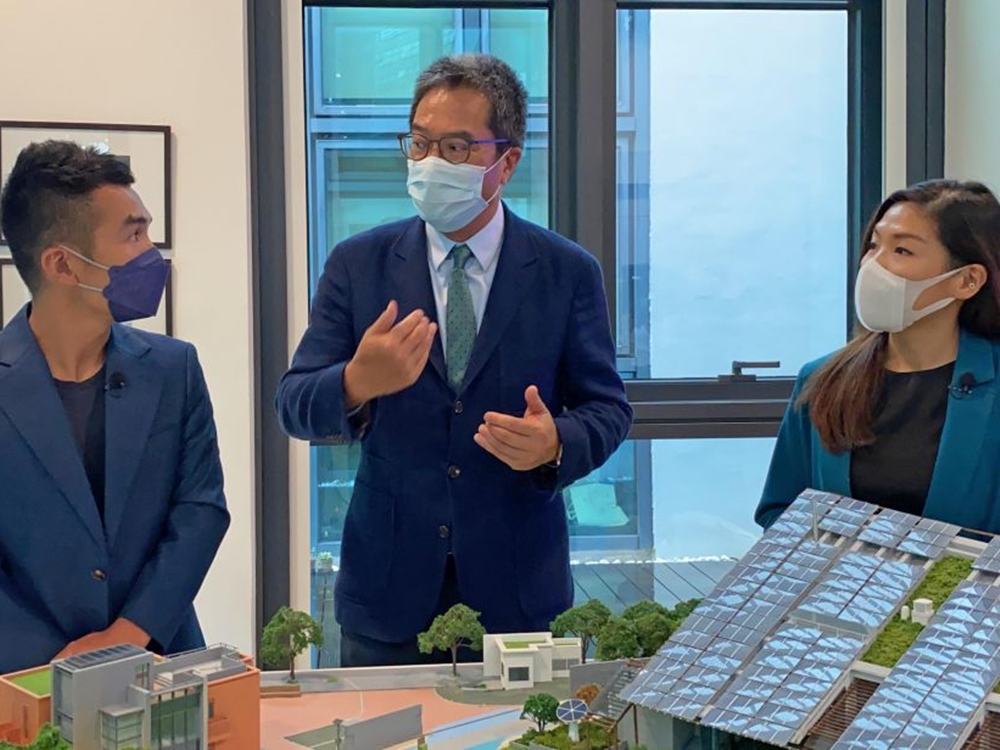 黃偉綸(中)邀請兩位建造業傑出青年鍾智偉Leo(左)和馬可儀Jillian(右)分享他們投身建造業的故事。網誌相片