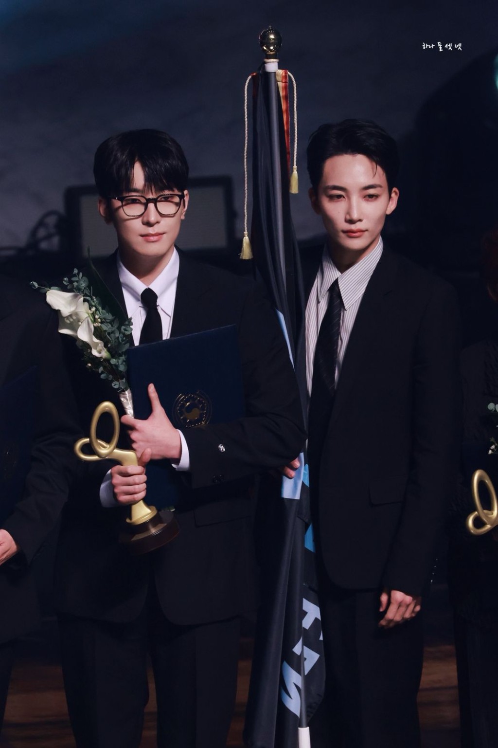 Seventeen正在美國舉行巡唱,由正在當兵的成員Jeonghan與Wonwoo做代表出席。 Seventeen正在美國舉行巡唱,由正在當兵的成員Jeonghan與Wonwoo做代表出席。