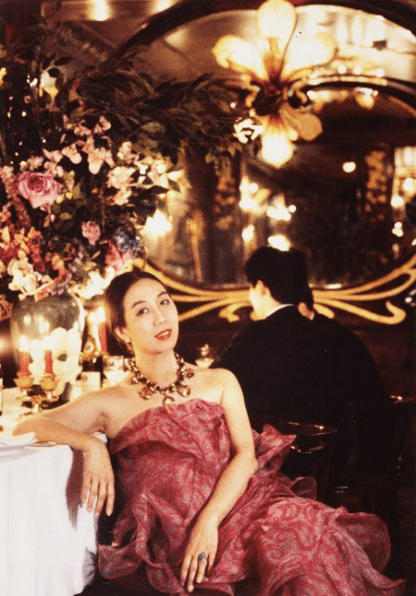 身穿皮尔‧卡丹晚装的宋怀桂，坐在北京马克西姆餐厅内。