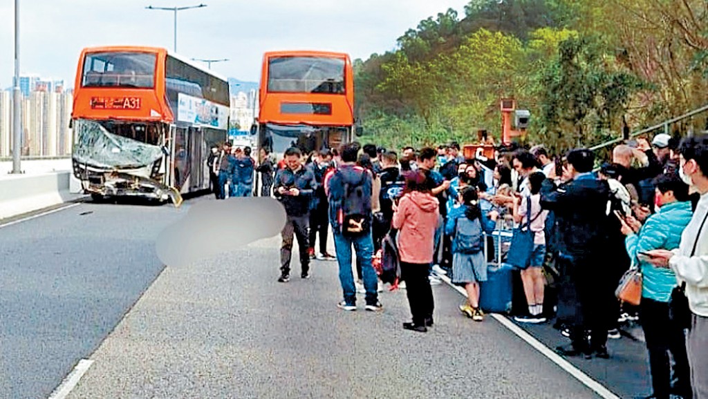 意外後兩巴上大批乘客落車，站在路邊等候。
