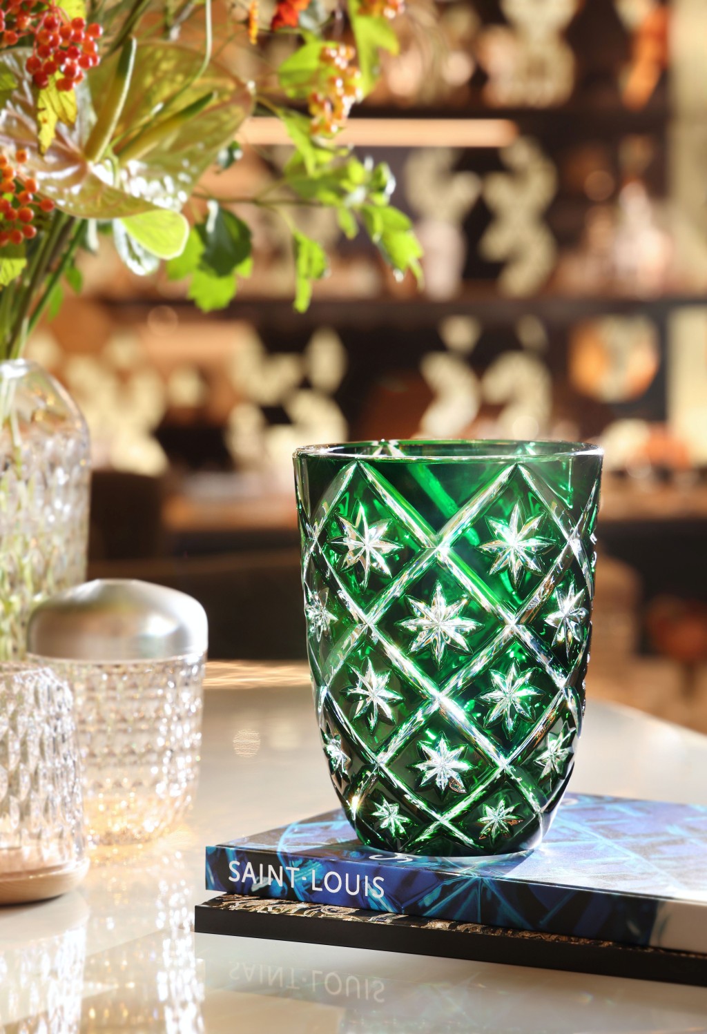 內層綴以星形斜面切割的Sequin Star限量版透明水晶花瓶，特別為香港新店而創製。（售價待定）