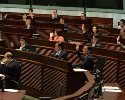立法會繼續審議一地兩檢草案。