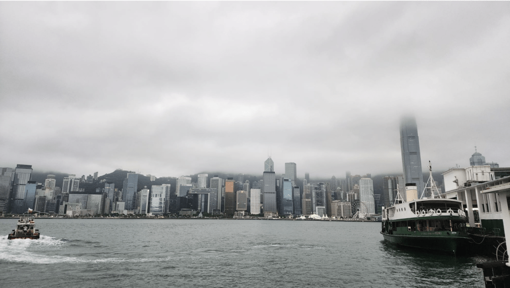 本港地區今日大致多雲，有幾陣驟雨。黎志偉攝
