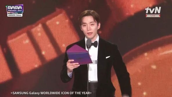 李俊昊昨在MAMA颁发全晚大奖「全球年度偶像」给BTS。