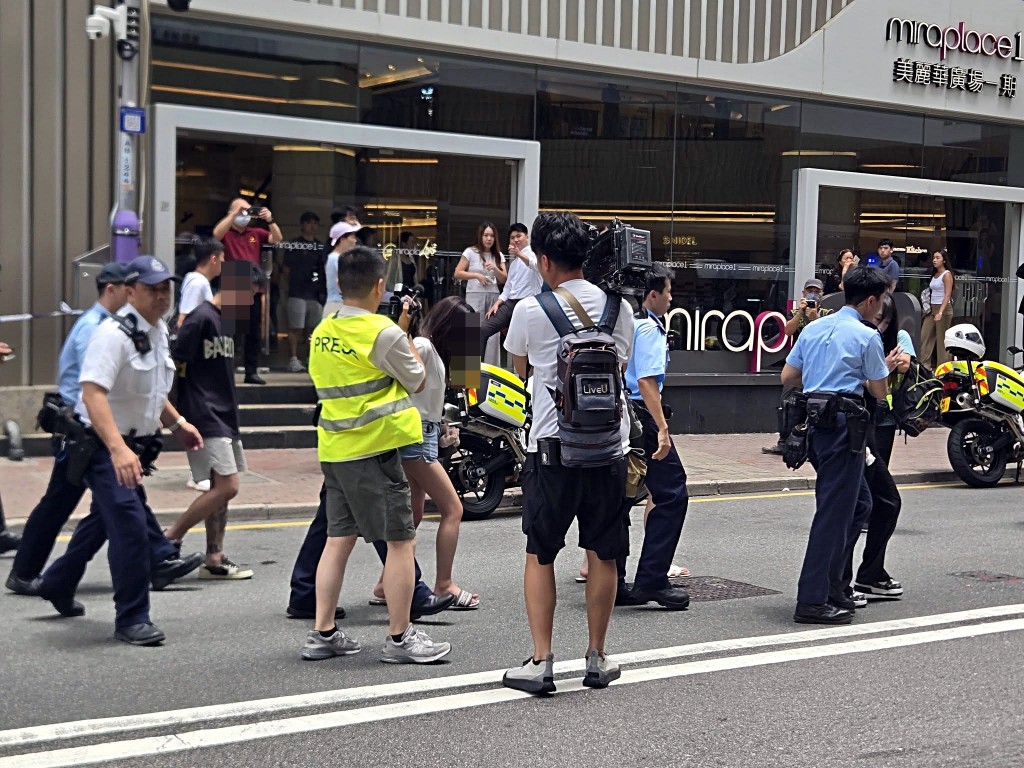 警方帶走多名男女。讀者提供