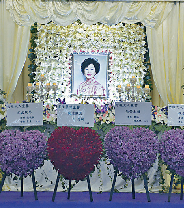 王胡麗明靈堂佈置清簡。