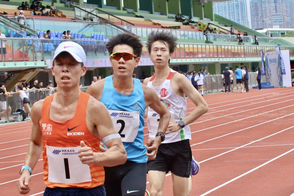 男子1萬米比賽,張耀樑(橙衫) 以32分37秒08奪冠,紀嘉文(藍衫) 以32分41秒51得亞軍,季軍是梁德洋,時間是34分24秒55。徐嘉華攝 男子1萬米比賽,張耀樑(橙衫) 以32分37秒08奪冠,紀嘉文(藍衫) 以32分41秒51得亞軍,季軍是梁德洋,時間是34分24秒55。徐嘉華攝