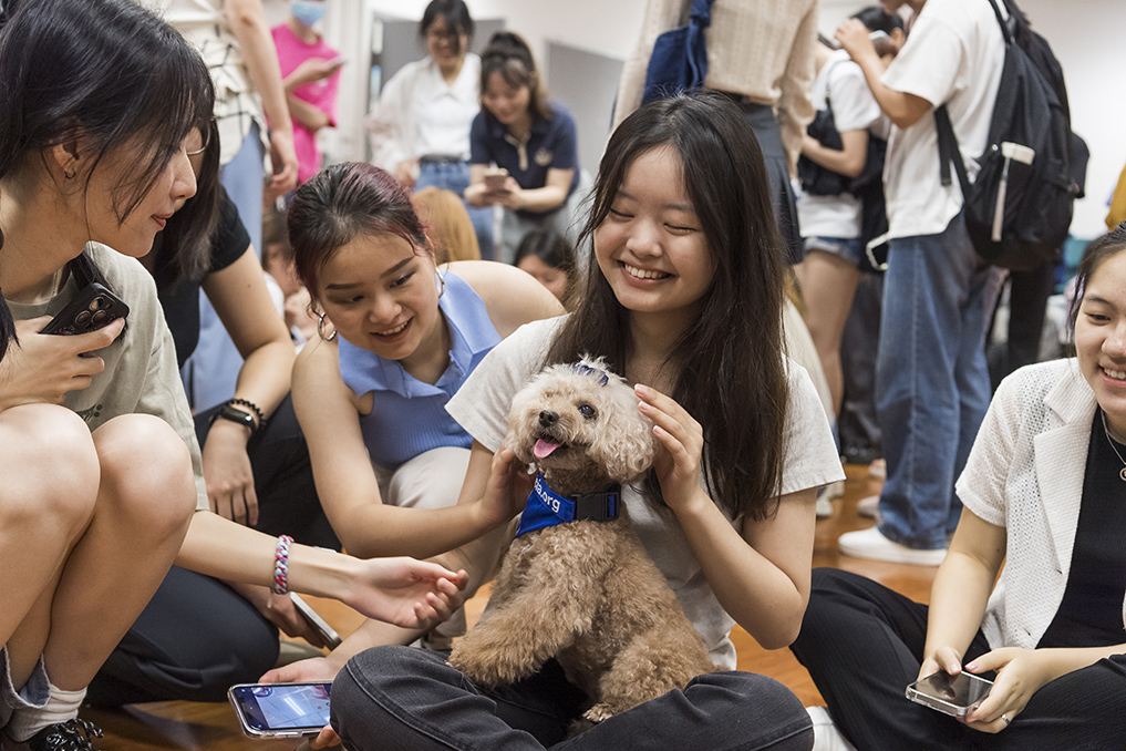城市大学学生发展处日前安排「狗教授」到访校园。