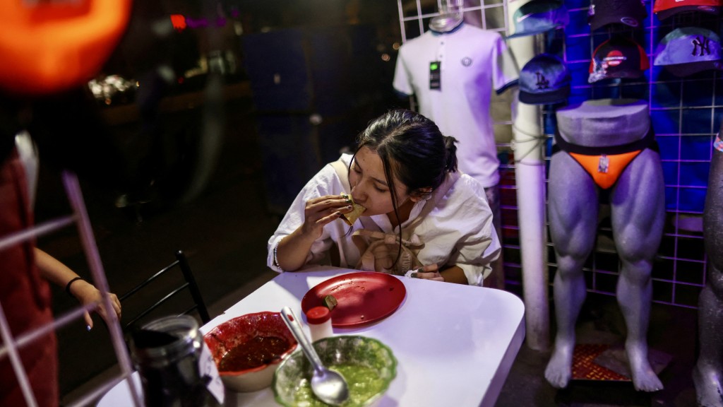顾客站着享用米芝莲一星墨西哥玉米饼。 路透社
