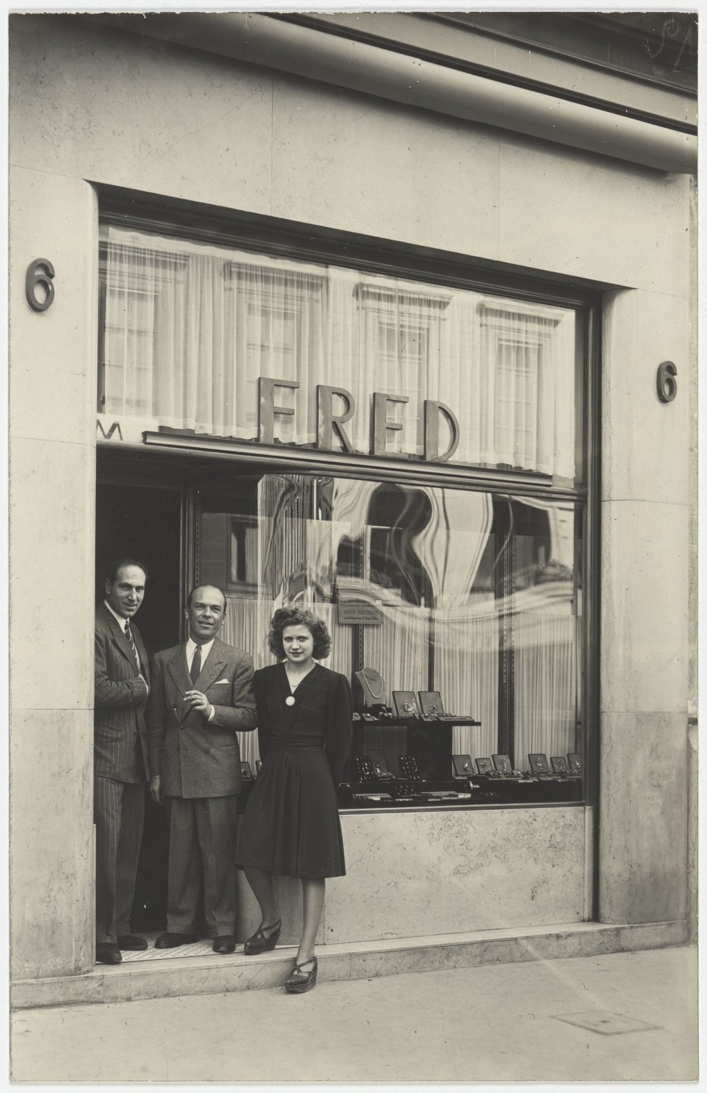 1945年，摄于巴黎rue Royale 6专门店外，左为品牌始创人Fred Samuel。