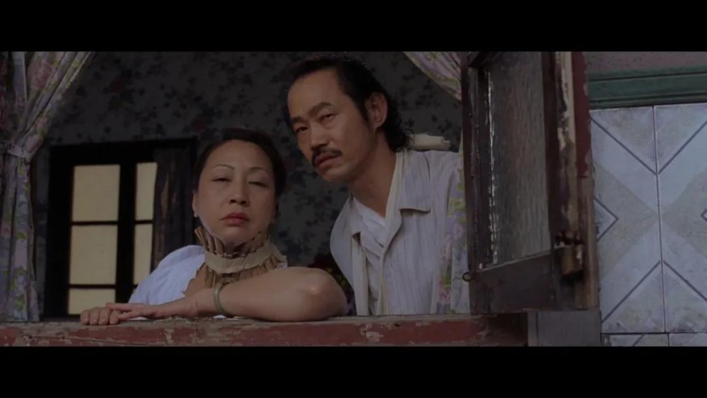 外界認為，上海隆昌公寓是周星馳《功夫》豬籠城寨原型。《功夫》劇照