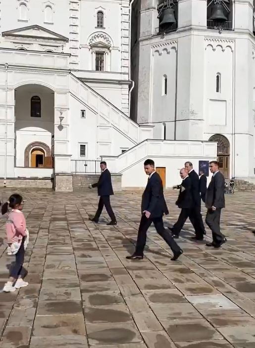 普京在克宮散步，遇到大批中國遊客。