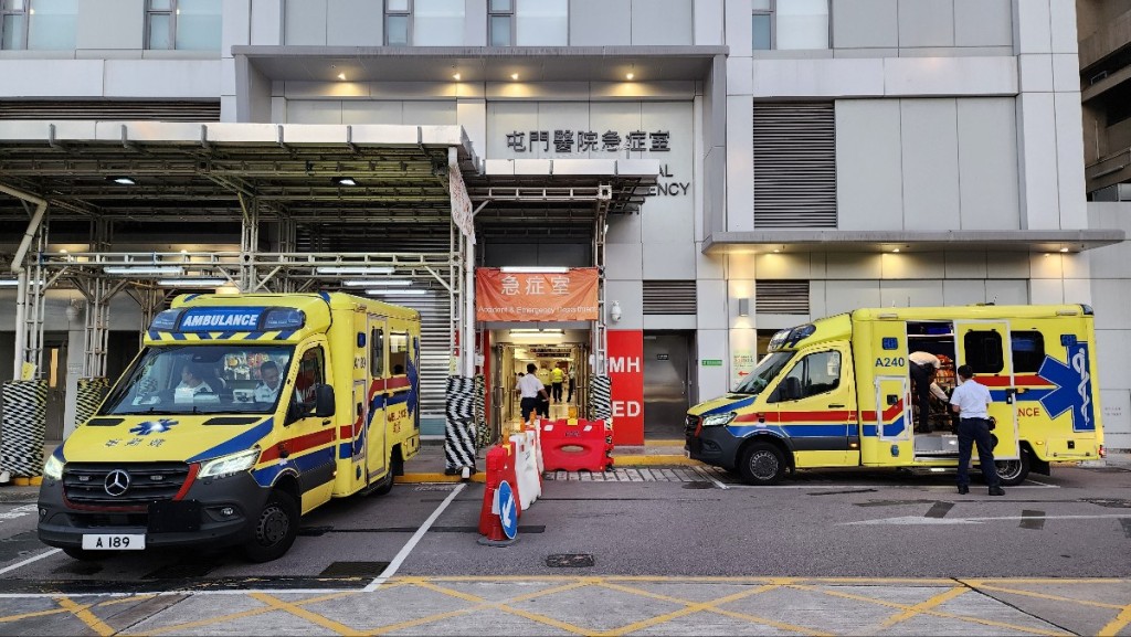 受傷警員送屯門醫院搶救。黃文威攝 受傷警員送屯門醫院搶救。黃文威攝